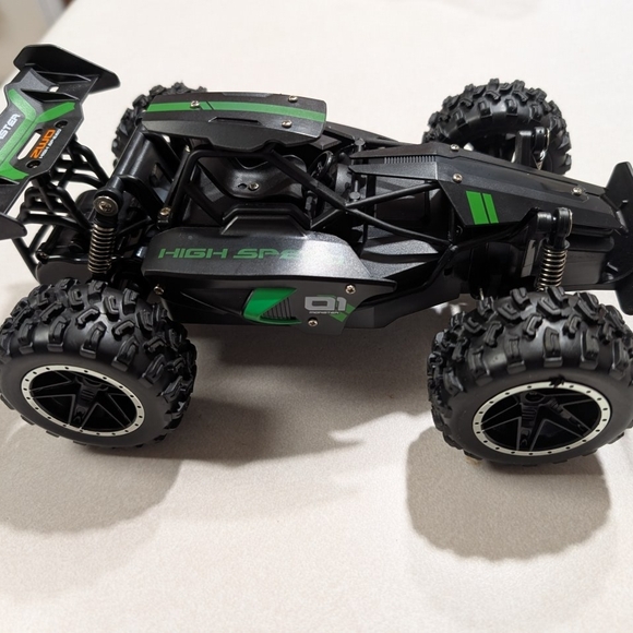 NWT READY TO GO High-Speed Green and Black RC Car - Picture 4 of 7